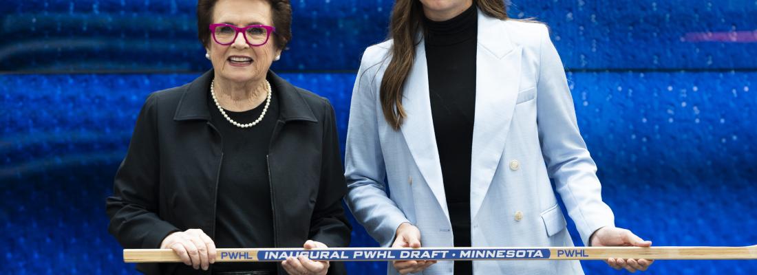 Taylor Heise, du Minnesota, à droite, pose pour une photo avec l’ancienne joueuse de tennis américaine Billie Jean King après avoir été la première sélectionnée lors de la première ronde du premier repêchage de la Ligue professionnelle de hockey féminin à Toronto, le 18 septembre 2023. (LA PRESSE CANADIENNE / Spencer Colby)