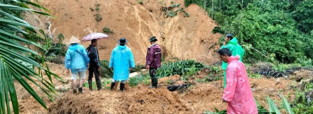 Des glissements de terrain en Indonésie causés par le cyclone Senyar. (Photo : Agence nationale indonésienne de gestion des catastrophes, domaine public, tiré de Wikimedia Commons.)