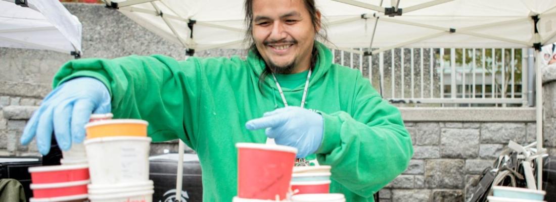 Des gobelets à café ramassés lors de l’événement la Révolution du gobelet à café à Vancouver. (Photo tirée de la page Facebook de MakeWay.)
