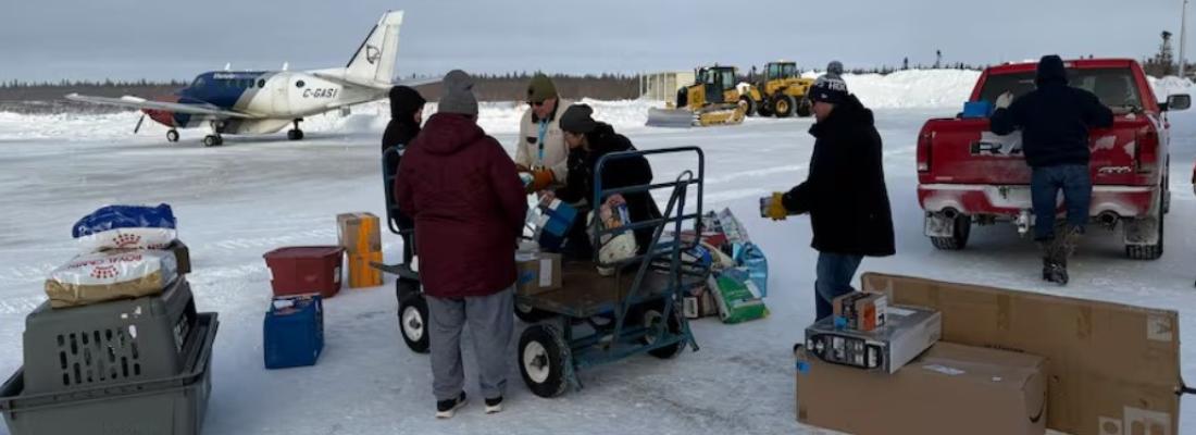 Des habitants de la Première Nation de Kashechewan se préparent à évacuer. (Photo tirée de Facebook.)