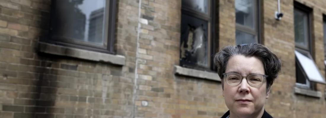 Lisa Grushcow, rabbin, se tient devant une synagogue de Montréal qui a été endommagée par un incendie. (Photo tirée de X.)