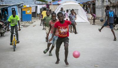 Le 24 août, des enfants jouent dans la rue principale de Boucan Noel, en Haïti, où de nombreux résidents de la ville dorment la nuit. Les gens ont peur d’aller dans leur maison, craignant un autre tremblement de terre. (Photo : © Jose A Iglesias/TNS via ZUMA Press Wire) 