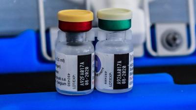 Flacons de vaccins contre la malaria.