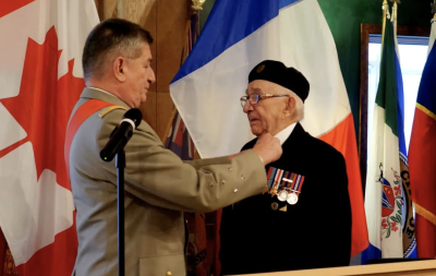 Joseph Novak reçoit sa récompense du général Benoît Puga à la légion de Whitehorse le 20 octobre. Joseph Novak reçoit sa récompense du général Benoît Puga à la légion de Whitehorse le 20 octobre.