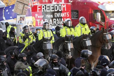 Des agents de l’unité montée de la police de Toronto se tiennent prêts à intervenir pour mettre fin aux manifestations à Ottawa, le 18 février 2022. (LA PRESSE CANDIENNE/Adrian Wyld)