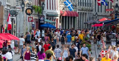Plus de 27 millions de Canadiens (environ trois sur quatre) vivent dans un des grands centres urbains du Canada, comme Montréal. Plus de 27 millions de Canadiens (environ trois sur quatre) vivent dans un des grands centres urbains du Canada, comme Montréal.
