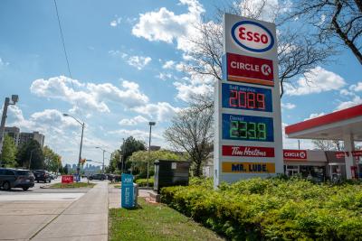 Prix de l’essence dans une station ESSO près de Finch et Don Mills à Toronto, en Ontario, le 15 mai 2022.  (LA PRESSE CANADIENNE - IMAGES/Dominic Chan