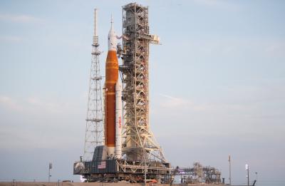 La fusée Space Launch System (SLS) de la NASA, avec l’engin spatial Orion à son bord, apparaît au sommet du lanceur mobile alors qu’elle remonte la rampe de la plateforme de lancement 39B, le 17 août 2022, au centre spatial Kennedy de la NASA en Floride. La fusée Space Launch System (SLS) de la NASA, avec l’engin spatial Orion à son bord, apparaît au sommet du lanceur mobile alors qu’elle remonte la rampe de la plateforme de lancement 39B, le 17 août 2022, au centre spatial Kennedy de la NASA en Floride.