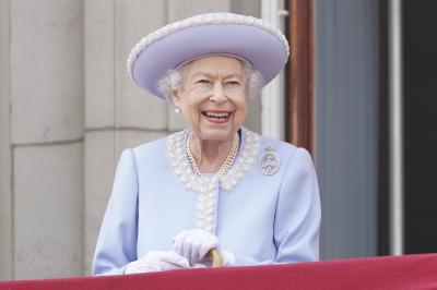 La reine Élisabeth II sourit depuis le balcon du palais de Buckingham, le 2 juin 2022, lors de la première des quatre journées de célébrations du jubilé de platine pour célébrer les 70 ans de service du monarque. (Jonathan Brady/Pool Photo via AP) La reine Élisabeth II sourit depuis le balcon du palais de Buckingham, le 2 juin 2022, lors de la première des quatre journées de célébrations du jubilé de platine pour célébrer les 70 ans de service du monarque. (Jonathan Brady/Pool Photo via AP)