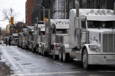 Des camions participant au convoi de la liberté sont garés dans une rue du centre-ville d’Ottawa, le 30 janvier 2022. (LA PRESSE CANADIENNE / Justin Tang) 