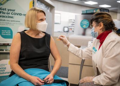 Sylvia Jones, vice-première ministre de l’Ontario et ministre de la Santé, reçoit son vaccin contre la grippe du pharmacien Zaineb Hassan dans une pharmacie d’Ottawa, le 25 novembre 2022. (LA PRESSE CANADIENNE / Ashley Fraser) 
