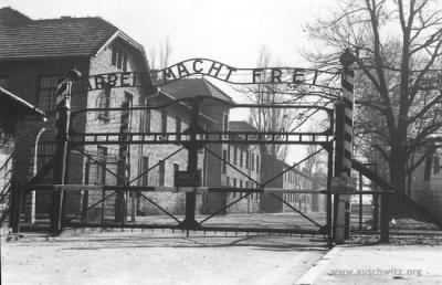 La porte principale du camp d’Auschwitz I. La photo a été prise après la guerre. (https://www.auschwitz.org/en/gallery/historical-pictures-and-documents/auschwitz-i,3.html) La porte principale du camp d’Auschwitz I. La photo a été prise après la guerre. (https://www.auschwitz.org/en/gallery/historical-pictures-and-documents/auschwitz-i,3.html)