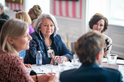 La gouverneure générale Mary Simon anime une table ronde à Rideau Hall en l’honneur de la Journée internationale des femmes. (Serg. Mathieu St-Amour, Rideau Hall) La gouverneure générale Mary Simon anime une table ronde à Rideau Hall en l’honneur de la Journée internationale des femmes. (Serg. Mathieu St-Amour, Rideau Hall)