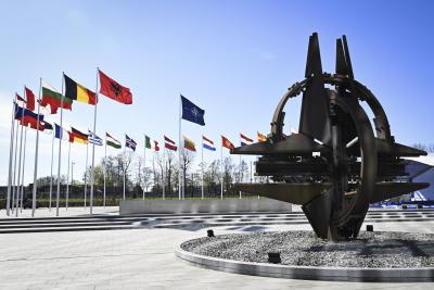 Une sculpture et des drapeaux à l’extérieur du siège de l’OTAN à Bruxelles, Belgique, le 4 avril 2023. La Finlande est devenue le 31e État membre de l’Organisation du traité de l’Atlantique Nord le même jour. (LEHTIKUVA / EMMI KORHONEN) Une sculpture et des drapeaux à l’extérieur du siège de l’OTAN à Bruxelles, Belgique, le 4 avril 2023. La Finlande est devenue le 31e État membre de l’Organisation du traité de l’Atlantique Nord le même jour. (LEHTIKUVA / EMMI KORHONEN)