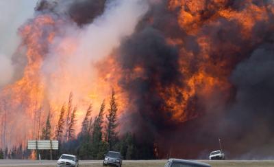 Une boule de feu géante se forme alors qu’un feu de forêt écorche la forêt à 16 kilomètres au sud de Fort McMurray, en Alberta, sur l’autoroute 63, le 7 mai 2016. (LA PRESSE CANADIENNE / Jonathan Hayward) Une boule de feu géante se forme alors qu’un feu de forêt écorche la forêt à 16 kilomètres au sud de Fort McMurray, en Alberta, sur l’autoroute 63, le 7 mai 2016. (LA PRESSE CANADIENNE / Jonathan Hayward)