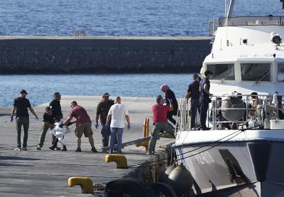 Un enfant escorté par des garde-côtes débarque avec d’autres migrants d’un navire après une opération de sauvetage, dans le port de Mytilène, sur l’île de Lesbos, au nord-est de la mer Égée, en Grèce, le 28 août 2023. (Photo AP / Panagiotis Balaskas) Un enfant escorté par des garde-côtes débarque avec d’autres migrants d’un navire après une opération de sauvetage, dans le port de Mytilène, sur l’île de Lesbos, au nord-est de la mer Égée, en Grèce, le 28 août 2023. (Photo AP / Panagiotis Balaskas)