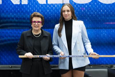 Taylor Heise, du Minnesota, à droite, pose pour une photo avec l’ancienne joueuse de tennis américaine Billie Jean King après avoir été la première sélectionnée lors de la première ronde du premier repêchage de la Ligue professionnelle de hockey féminin à Toronto, le 18 septembre 2023. (LA PRESSE CANADIENNE / Spencer Colby)
