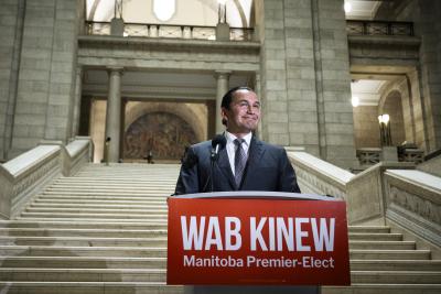 Le premier ministre élu du Manitoba, Wab Kinew, devant l’Assemblée législative du Manitoba, le 4 octobre 2023. (LA PRESSE CANADIENNE / Aaron Vincent Elkaim)