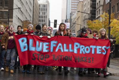 Des étudiants manifestent contre la hausse des frais de scolarité imposée par le gouvernement du Québec aux étudiants de l’extérieur de la province qui fréquentent les universités anglophones. (LA PRESSE CANADIENNE / Christinne Muschi)