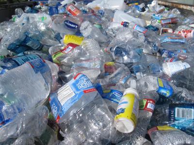Les bouteilles de plastique contribuent à polluer la terre et les océans. (Photo : Streetwise Cycle, domaine public, via Wikimedia Commons.) Les bouteilles de plastique contribuent à polluer la terre et les océans. (Photo : Streetwise Cycle, domaine public, via Wikimedia Commons.)