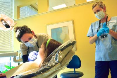 Il est important d’aller régulièrement chez le dentiste pour la santé en général. (Photo : Clinique dentaire GCC via Wikimedia Commons.)