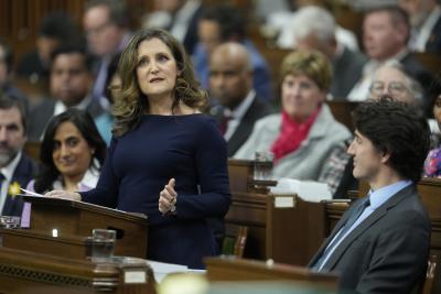 La ministre des Finances, Chrystia Freeland, présente le nouveau budget à la Chambre des communes. (Photo : LA PRESSE CANADIENNE / Adrian Wyld.)