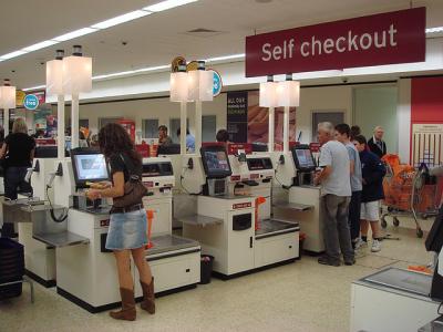 De nombreux magasins mettent à la disposition de leurs clients des caisses libre-service. (Photo : CC BY 2.0 <https://creativecommons.org/licenses/by/2.0>, via Wikimedia Commons.) De nombreux magasins mettent à la disposition de leurs clients des caisses libre-service. (Photo : CC BY 2.0 <https://creativecommons.org/licenses/by/2.0>, via Wikimedia Commons.)