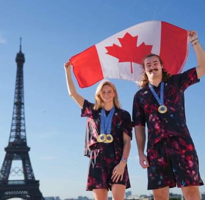 Les athlètes canadiens Summer McIntosh et Ethan Katzberg montrent fièrement leurs médailles d’or. (Photo via Facebook.) Les athlètes canadiens Summer McIntosh et Ethan Katzberg montrent fièrement leurs médailles d’or. (Photo via Facebook.)
