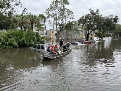 Des secouristes viennent en aide aux personnes qui en ont besoin après les deux ouragans qui ont dévasté certaines régions des É.-U. (Photo : Florida Fish and Wildlife via Flickr.) Des secouristes viennent en aide aux personnes qui en ont besoin après les deux ouragans qui ont dévasté certaines régions des É.-U. (Photo : Florida Fish and Wildlife via Flickr.)