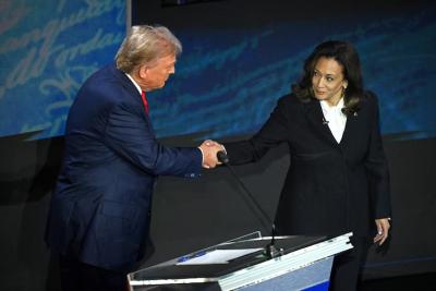 Les candidats à la présidence américaine, Donald Trump et Kamal Harris, se serrent la main avant le débat télévisé. (Photo via Facebook.) Les candidats à la présidence américaine, Donald Trump et Kamal Harris, se serrent la main avant le débat télévisé. (Photo via Facebook.)