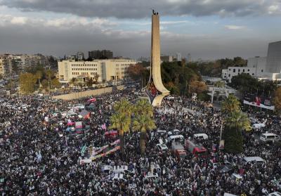 Des milliers de Syriens célèbrent le renversement du gouvernement de Bachar al-Assad à Damas, en Syrie. (Photo AP / Hussein Malla) Des milliers de Syriens célèbrent le renversement du gouvernement de Bachar al-Assad à Damas, en Syrie. (Photo AP / Hussein Malla)