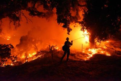 Des pompiers combattent des incendies dévastateurs dans le sud de la Californie. (Photo via la page Facebook de California Wildfire.) Des pompiers combattent des incendies dévastateurs dans le sud de la Californie. (Photo via la page Facebook de California Wildfire.)