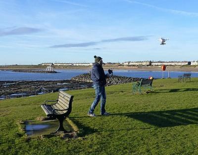 Un passionné de drones regarde son engin prendre son envol. (Photo : Russel Wills, CC BY-SA 2.0, via Wikimedia Commons). Un passionné de drones regarde son engin prendre son envol. (Photo : Russel Wills, CC BY-SA 2.0, via Wikimedia Commons).