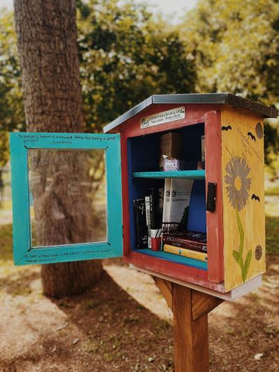 Une petite bibliothèque offre des livres gratuits aux passants. (Photo de Madalyn Cox via Unsplash.) Une petite bibliothèque offre des livres gratuits aux passants. (Photo de Madalyn Cox via Unsplash.)