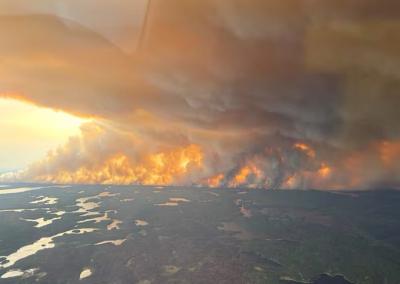 Les feux de forêt font rage dans le nord du Manitoba. (Photo via X.)