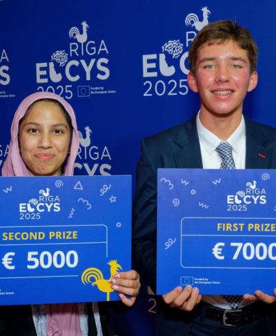 Sara Waqas et Evan Budz, des élèves canadiens, ont remporté les honneurs au Concours européen pour jeunes scientifiques. (Photo tiré de la page Instagram de Sciences jeunesse Canada.)