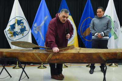 L’aîné Darrel Nasogaluak (à gauche) et Natan Obed examinent un kayak inuvialuit traditionnel restitué par le Vatican. (Photo : Presse canadienne / Sean Kilpatrick.)