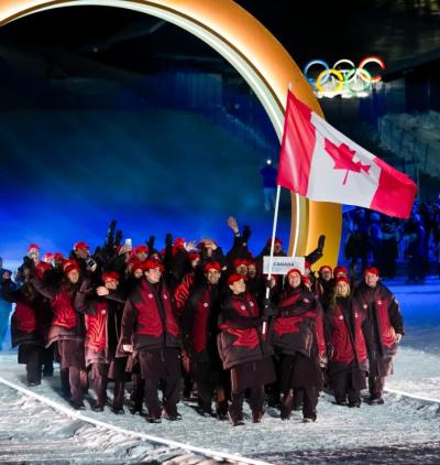 L’équipe canadienne à la cérémonie d’ouverture des Jeux olympiques d’hiver de 2026. (Photo tirée de la page Facebook de l’équipe canadienne.)
