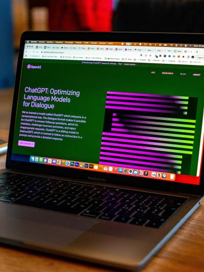 Les outils de l’IA peuvent être à la fois utiles et dommageables. (Photo d’Emiliano Vittoriosi tirée d’Unsplash.)