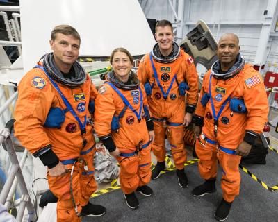 L’équipage d’Artemis II, de gauche à droite : Reid Wiseman, Christina Koch, Jeremy Hansen et Victor Glover. (Photo : NASA / David DeHoyos.)