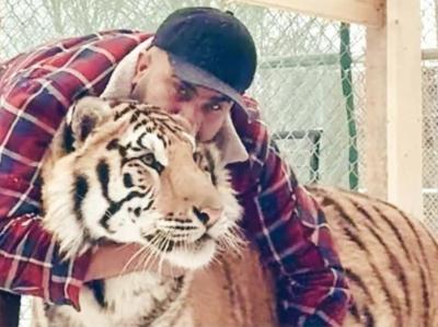 Zohaib Masood avec un tigre qu’il gardait dans sa propriété.