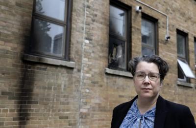 Lisa Grushcow, rabbin, se tient devant une synagogue de Montréal qui a été endommagée par un incendie. (Photo tirée de X.)