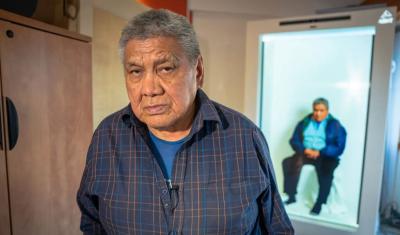 Walter Peter, un aîné, aide à enregistrer des témoignages oraux sur la culture et la langue tutchone. (Photo tirée de Facebook)