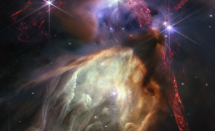 Photo prise par le JWST du complexe nuageux Rho Ophiuchi, la région de formation d’étoiles la plus proche de la Terre. Cette photo a été publiée le 12 juillet 2023, soit un an après le jour où les premières images du télescope ont été rendues publiques.