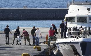 Un enfant escorté par des garde-côtes débarque avec d’autres migrants d’un navire après une opération de sauvetage, dans le port de Mytilène, sur l’île de Lesbos, au nord-est de la mer Égée, en Grèce, le 28 août 2023. (Photo AP / Panagiotis Balaskas)