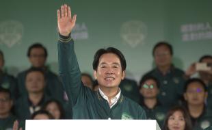 Lai Ching-te, le nouveau président élu de Taïwan, célèbre sa victoire. (Photo : The Associated Press.)