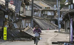 Des maisons et des bâtiments dans la ville japonaise de Noto ont été endommagés par un tremblement de terre puissant le 1er janvier. (Photo AP / Hiro Komae)