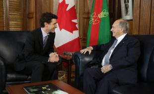 L’Aga Khan (à droite) avec le premier ministre Trudeau. (Photo via X.)