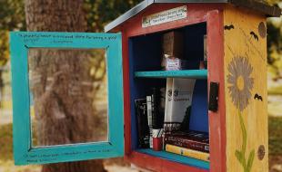 Une petite bibliothèque offre des livres gratuits aux passants. (Photo de Madalyn Cox via Unsplash.)