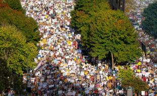 Des manifestants se sont rassemblés dans plusieurs villes américaines dans le cadre du mouvement « Pas de rois ». (Photo tirée de la page Facebook de No Kings [Pas de rois] – Madison, WI.)
